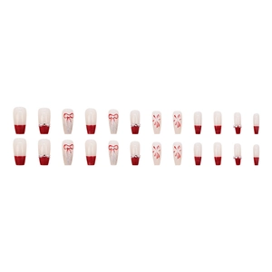 Faux ongles Nouvel An avec nœuds rouges, perles et motifs pailletés élégants