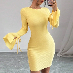 Détail des manches évasées jaunes avec lacets sur une robe moulante à texture gaufrée