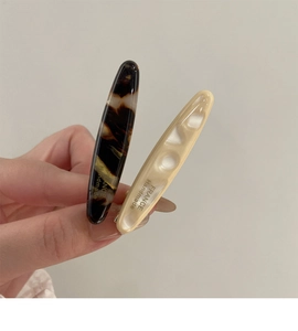 Détail de pinces à cheveux en acétate écaille et crème avec texte France Handmade
