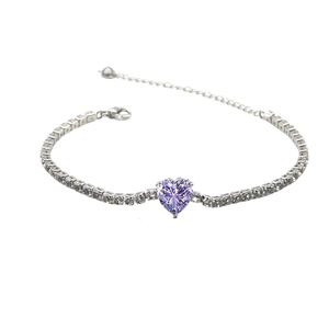 Bracelet argenté élégant avec une pierre de cœur violette et des accents de zircone blanc