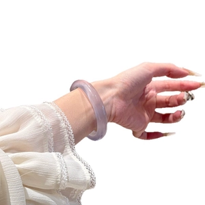 Bracelet rond élégant en pierre œil de chat lavande au design minimaliste moderne