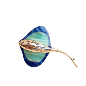 Chic stingray brooch in gold-plated alloy with blue and green enamel gradient details
