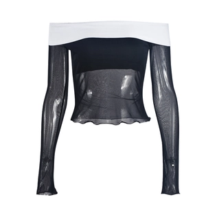 Détail du crop top sexy en maille noire avec encolure contrastée blanche à épaules nues