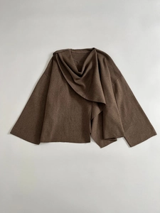 Detailansicht der dunkelbraunen Strickware mit eleganter Schalkragen-Textur