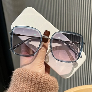 Lunettes de soleil carrées à monture beige et verres dégradés marron au style rétro