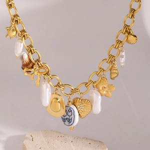 Collier à grosse chaîne dorée avec perles coquillages et pendentifs en céramique