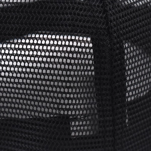 Vista macro detallada de la textura de malla negra transpirable de una gorra trucker