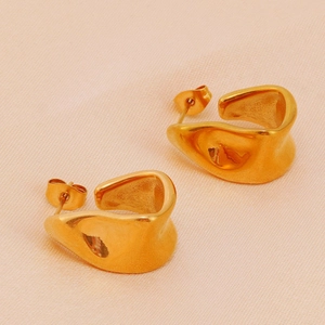 Minimalist irregular crumpled U-shaped earrings in 18K gold plated stainless steel