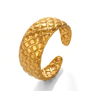 Verstellbarer goldener Edelstahlring mit klassischem Steppmuster im Gitterdesign