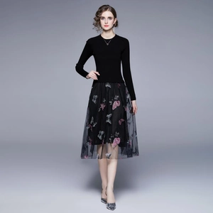 Abito nero in maglia slim fit con vita alta e gonna in tulle con ricamo di farfalle colorate