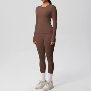 Ensemble de yoga marron foncé pour femme avec haut à manches longues et legging taille haute