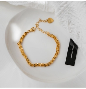 Dettaglio del bracciale a maglia intrecciata placcato oro 18K con ciondolo a cuore regolabile