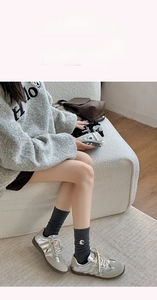 Détail de chaussettes mi-mollet gris foncé avec broderie de mouton blanc pour femmes