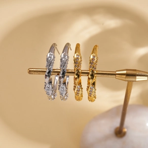 Orecchini a forma di C intrecciati placcati in oro 18k con zirconi scintillanti