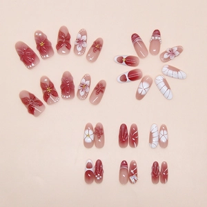 Détail de faux ongles camélia avec relief 3D, perles et nœuds décoratifs