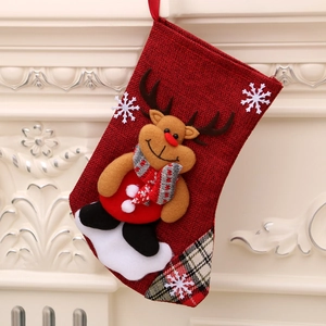 Chaussette de Noël en lin rouge avec renne 3D suspendue sur cheminée blanche