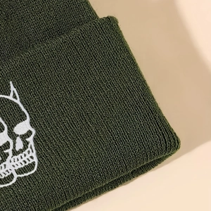 Bonnet en maille vert olive avec broderie tête de mort blanche au style streetwear
