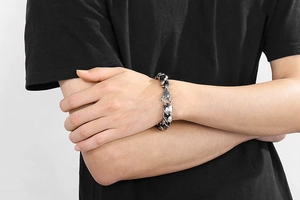 Vue détaillée du bracelet à maillons en acier inoxydable avec gravures gothiques