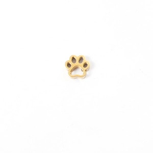 Pendentif empreinte de patte dorée pour colliers et bracelets sur fond blanc pur