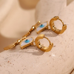 Gros plan sur les boucles d'oreilles œil de démon plaquées or 18 carats avec émail bleu