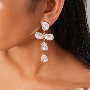 Nahaufnahme der rosa Tropfenkristall-Ohrringe am Modell mit elegantem Glanz und Fall