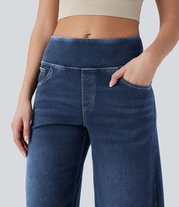 Detailansicht des hohen elastischen Bunds und der Textur einer dunkelblauen Jeanshose
