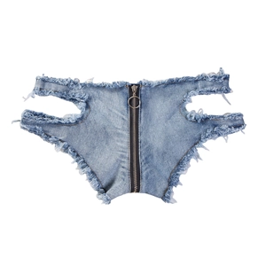 Detail der hellblauen Denim-Shorts mit Seitenausschnitten, Fransen und Metallreißverschluss