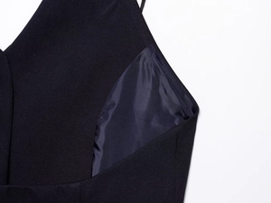 Dettaglio ravvicinato del tessuto esterno in twill e fodera interna in raso liscio