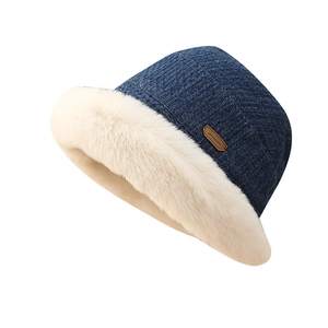 Dunkelblauer gesteppter Winter-Fischerhut mit dickem Plüschrand und Leder-Logo
