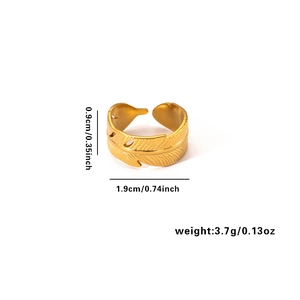 Gros plan sur une bague plume en or 18k avec texture détaillée et dimensions indiquées