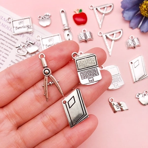 Lehrer-Themen Anhänger aus Altsilber mit Apfel und Buch für DIY-Schmuckherstellung