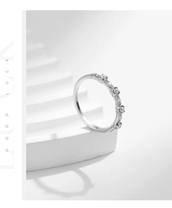 Détail macro d'une bague en argent S925 avec perles blanches et zircons scintillants