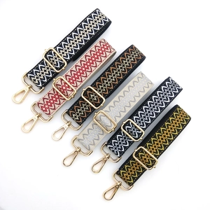 Tracolle di ricambio per borse tessute regolabili con eleganti accessori metallici dorati.