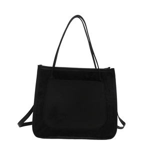 Grand sac cabas noir minimaliste avec panneaux en fausse fourrure et double anses
