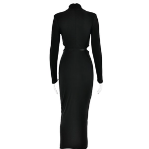 Détails du dos d'une robe longue noire à manches longues avec découpe à la taille