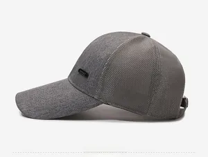 Détail du côté de la casquette de baseball grise avec étiquette SPORT et boucle métal