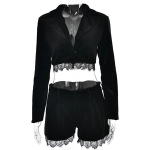 Damen Set aus schwarzem Samt mit langärmeliger Spitzenjacke und passenden Shorts