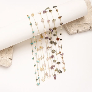 Collier en éclats de pierres naturelles et chaîne dorée avec turquoise et améthyste