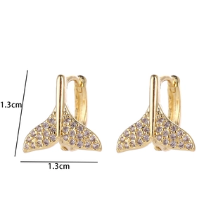 Macro view of gold-plated fish tail earrings with white cubic zirconia, size 1.3cm