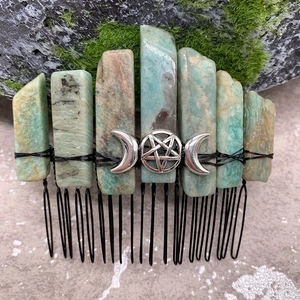 Détail du peigne à cheveux avec cristaux verts et symbole de triple lune pentagramme argent
