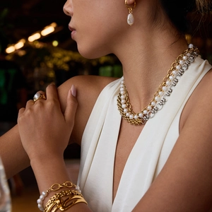 Ensemble de colliers superposés en or 18 carats et argent avec perles sur mannequin
