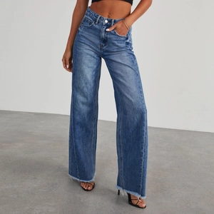 Gros plan détaillé de l'ourlet effiloché et de la texture denim délavé de haute qualité