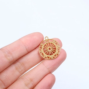 Vue macro d'un pendentif rond doré évidé avec étoiles et détails de rayons