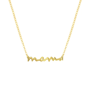 Détail du collier avec pendentif MAMA doré au design élégant en écriture cursive