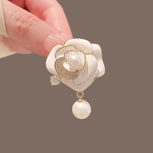 Broche camélia blanc élégante avec placage or, perles et cristaux scintillants