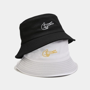 Bobs en coton avec broderie créative de geste de la main et texte Pew Pew en noir et blanc