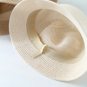 Dettaglio della fine trama di paglia e della fascia interna di un cappello da sole