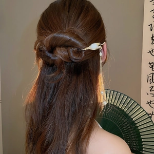 Épingle à cheveux dorée élégante avec glands en perles et détail de bourgeon blanc