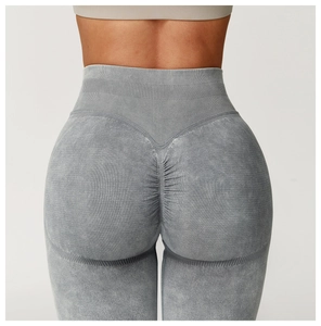 Makroansicht der hellgrauen Yoga-Hose mit V-förmigem Design und Scrunch-Butt-Effekt