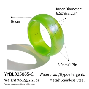 Technical specifications of the green resin cuff bracelet with steel inner band and size details